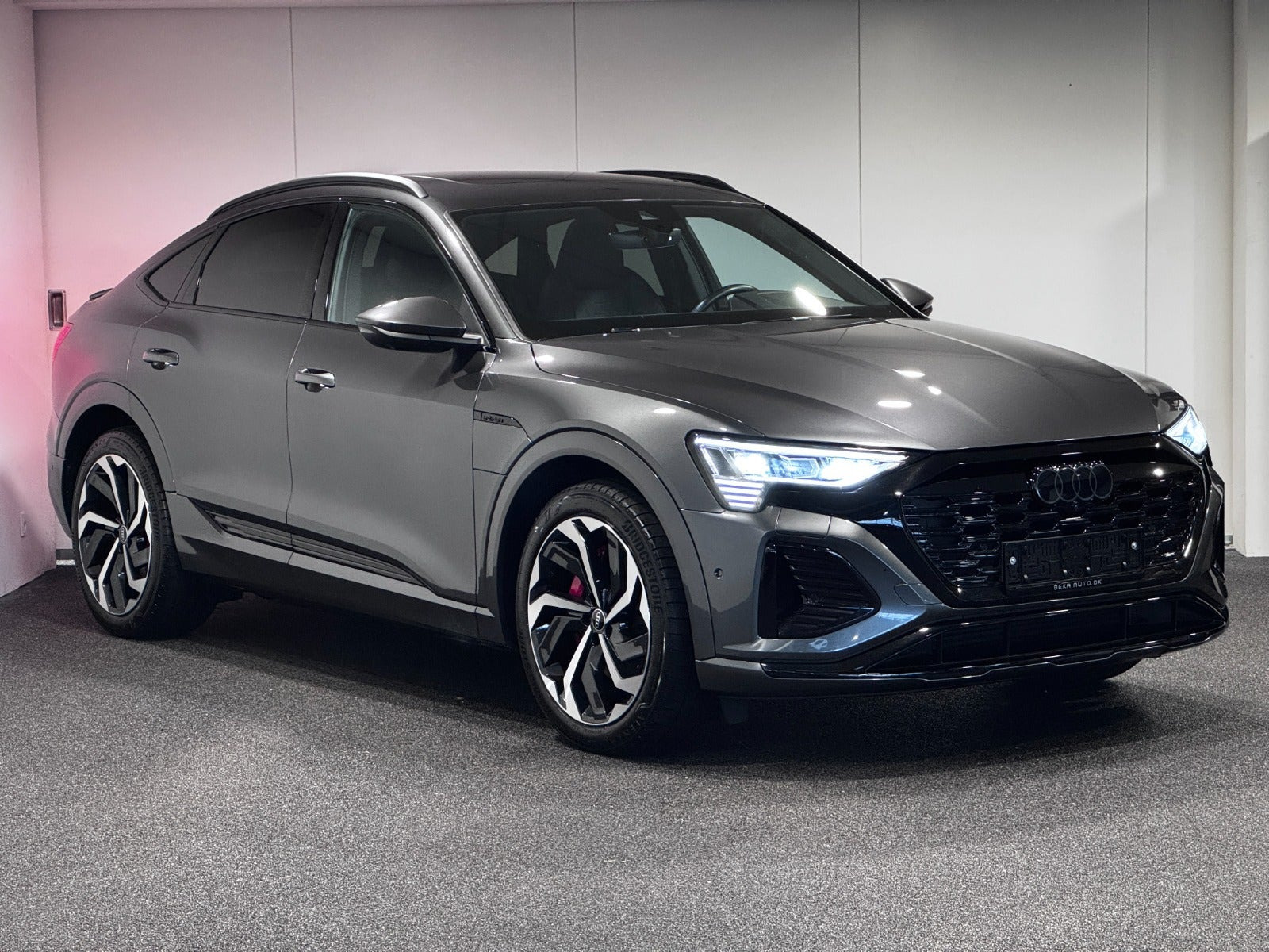 Grå Audi Q8 e-tron fra 2024