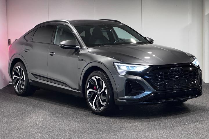 Grå Audi Q8 e-tron fra 2024