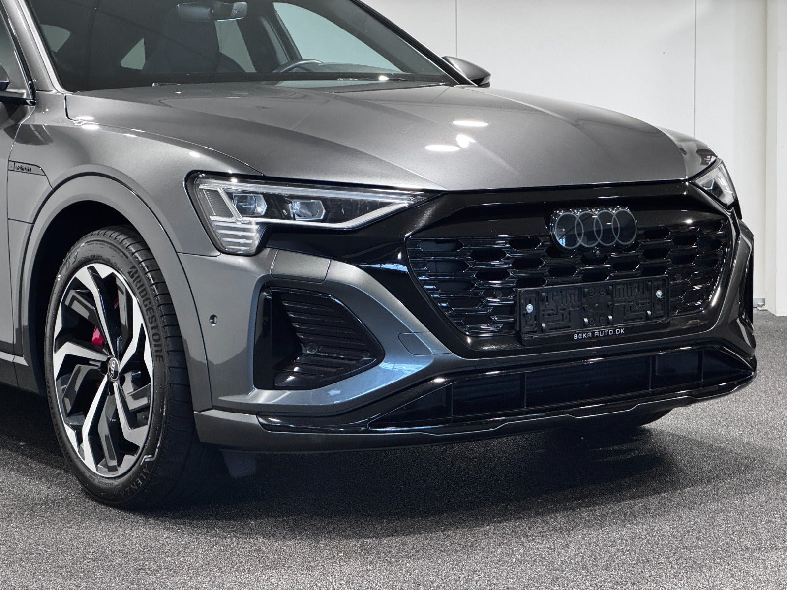 Grå Audi Q8 e-tron fra 2024