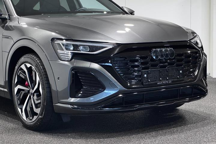 Grå Audi Q8 e-tron fra 2024