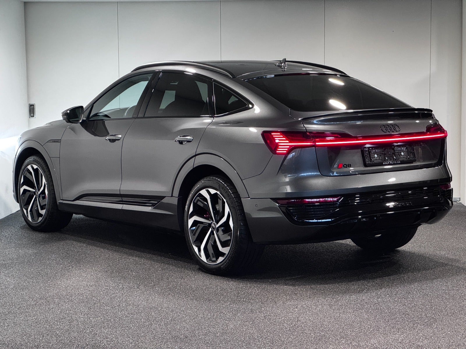 Grå Audi Q8 e-tron fra 2024