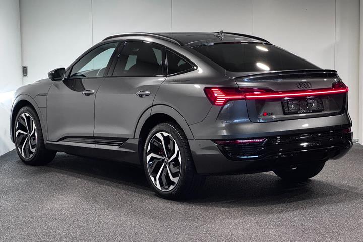 Grå Audi Q8 e-tron fra 2024