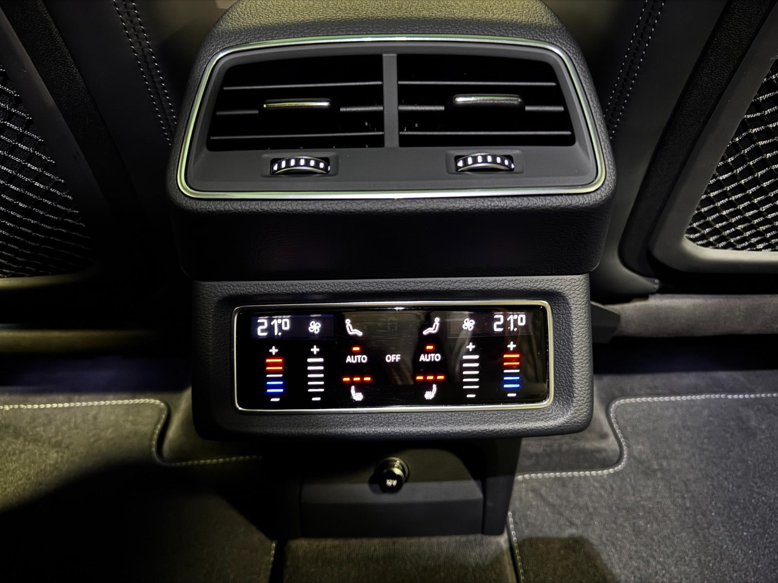Grå Audi Q8 e-tron fra 2024