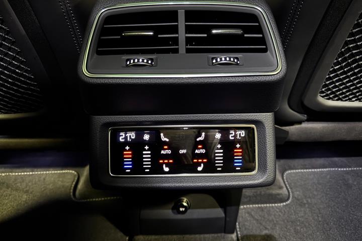 Grå Audi Q8 e-tron fra 2024