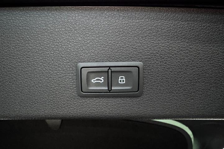 Grå Audi Q8 e-tron fra 2024