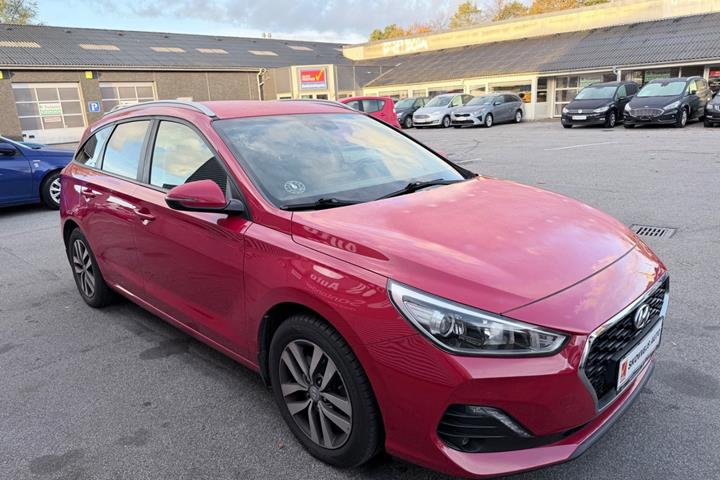 Rød Hyundai i30 fra 2020
