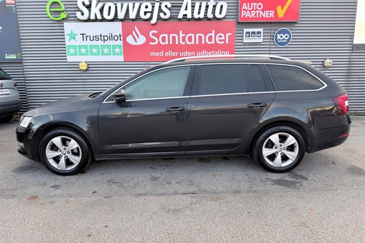 Sort Skoda Octavia fra 2018