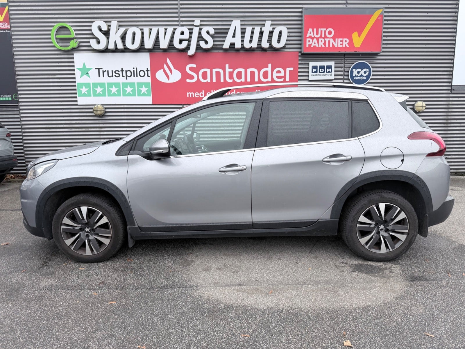 Grå Peugeot 2008 fra 2019