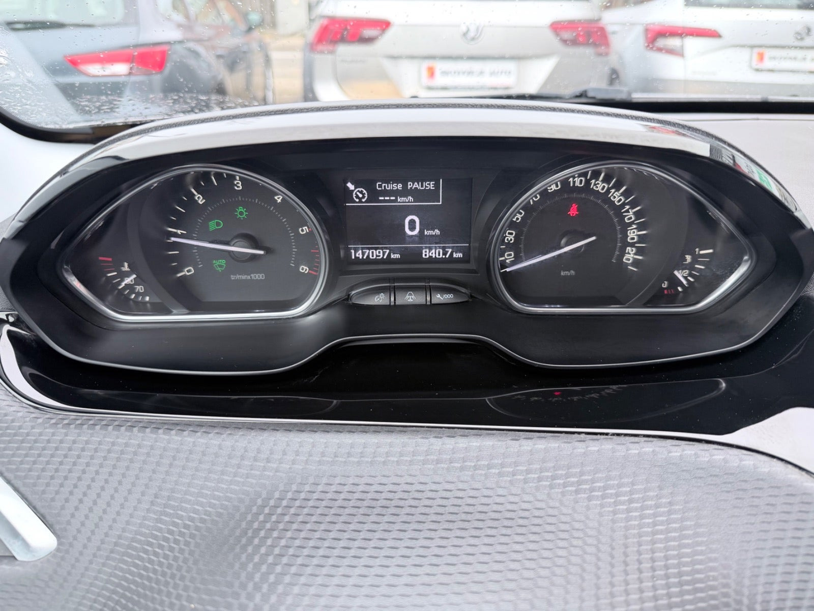 Grå Peugeot 2008 fra 2019