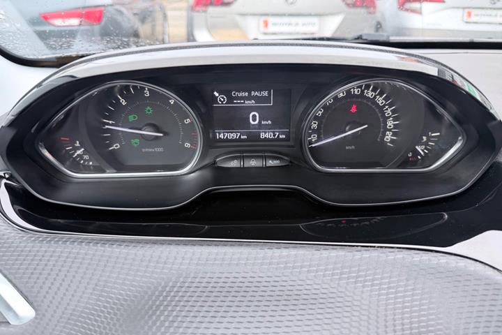 Grå Peugeot 2008 fra 2019