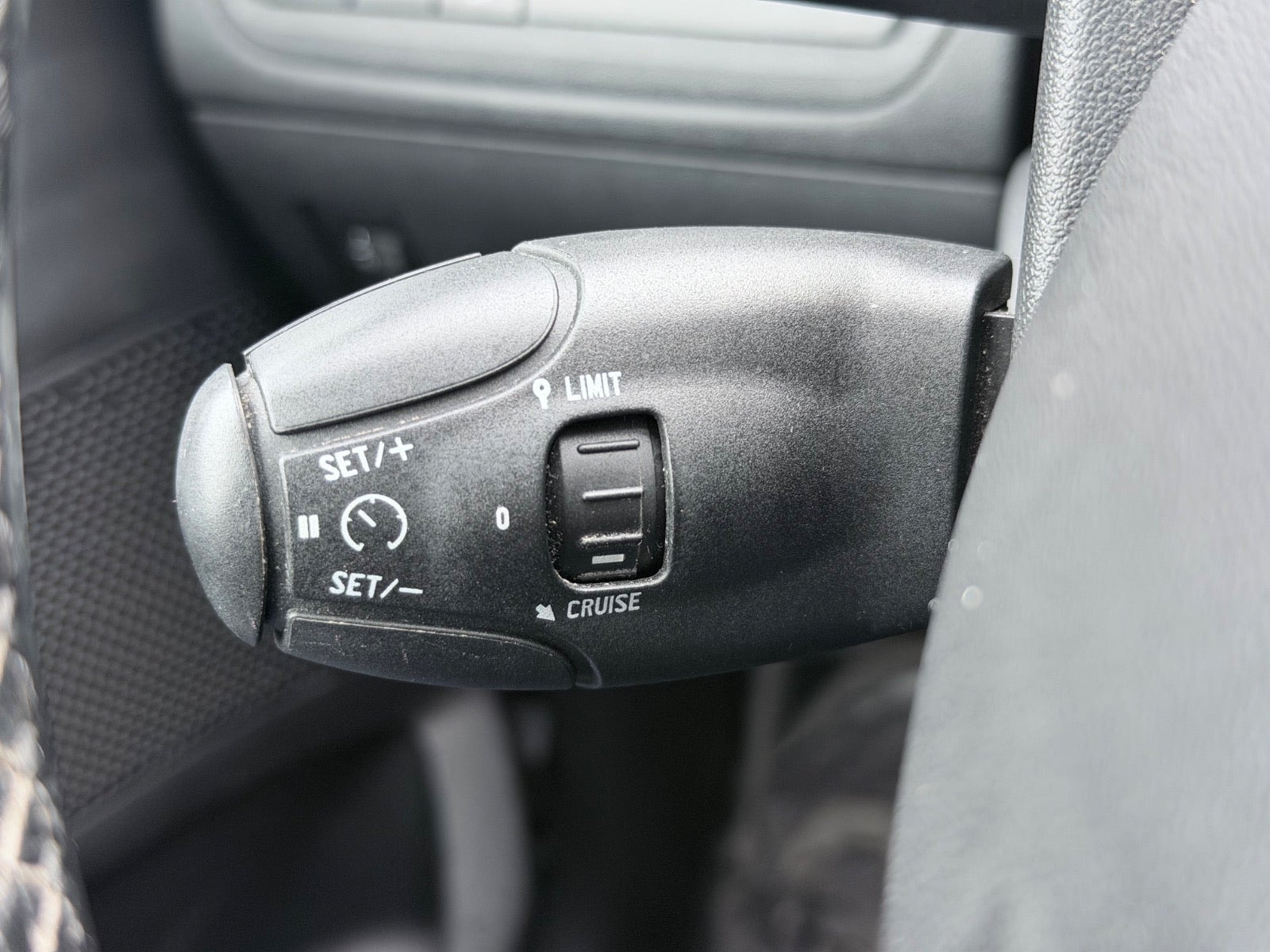 Grå Peugeot 2008 fra 2019