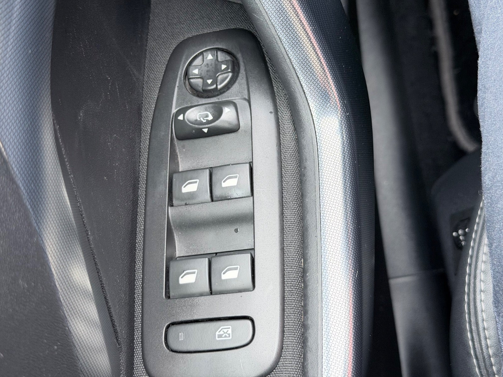 Grå Peugeot 2008 fra 2019