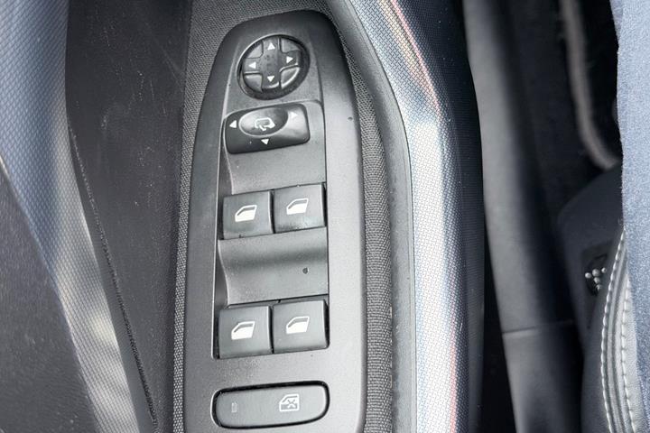 Grå Peugeot 2008 fra 2019