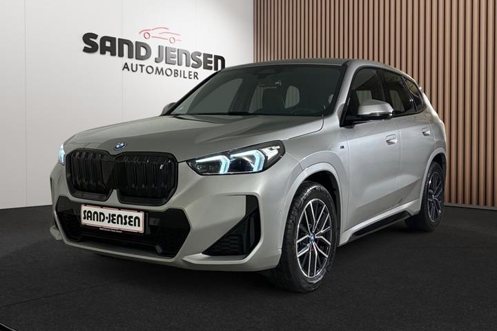 Sølv BMW iX1 fra 2024 set udefra