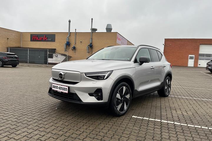 Sølv Volvo XC40 fra 2024