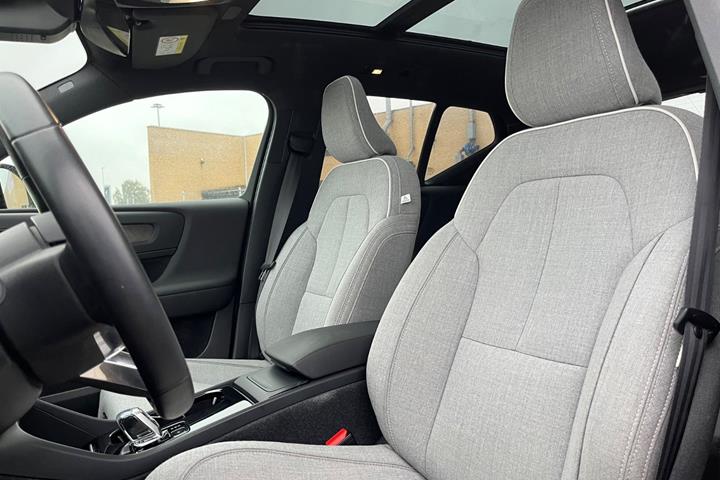 Sølv Volvo XC40 fra 2024