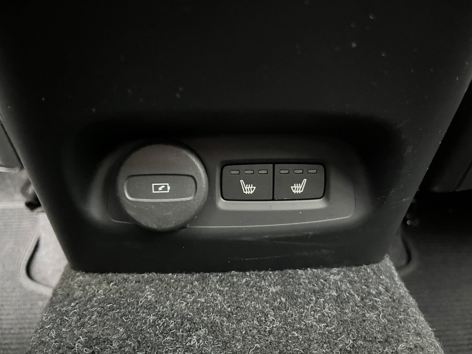 Sølv Volvo XC40 fra 2024