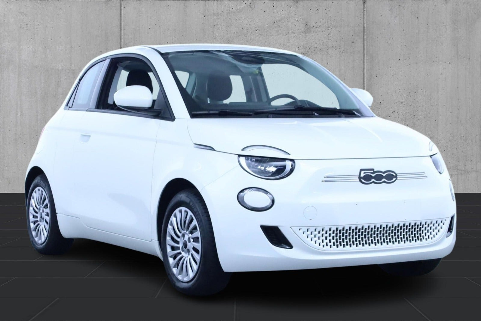 Hvid Fiat 500e fra 2023