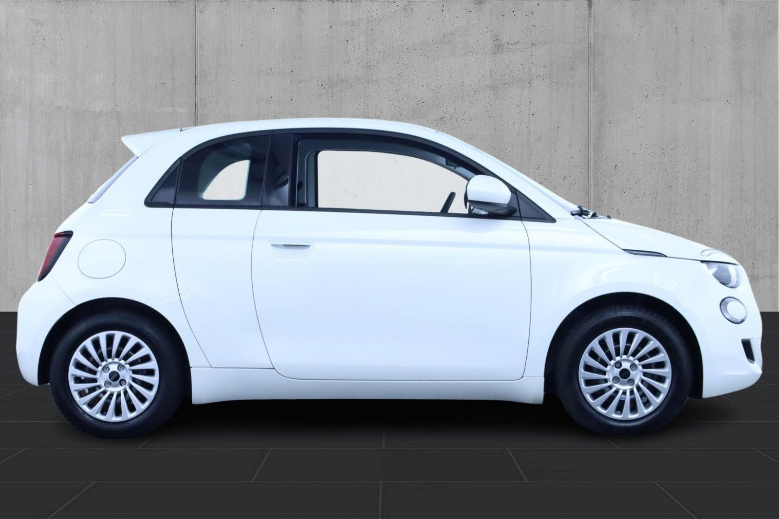 Hvid Fiat 500e fra 2023