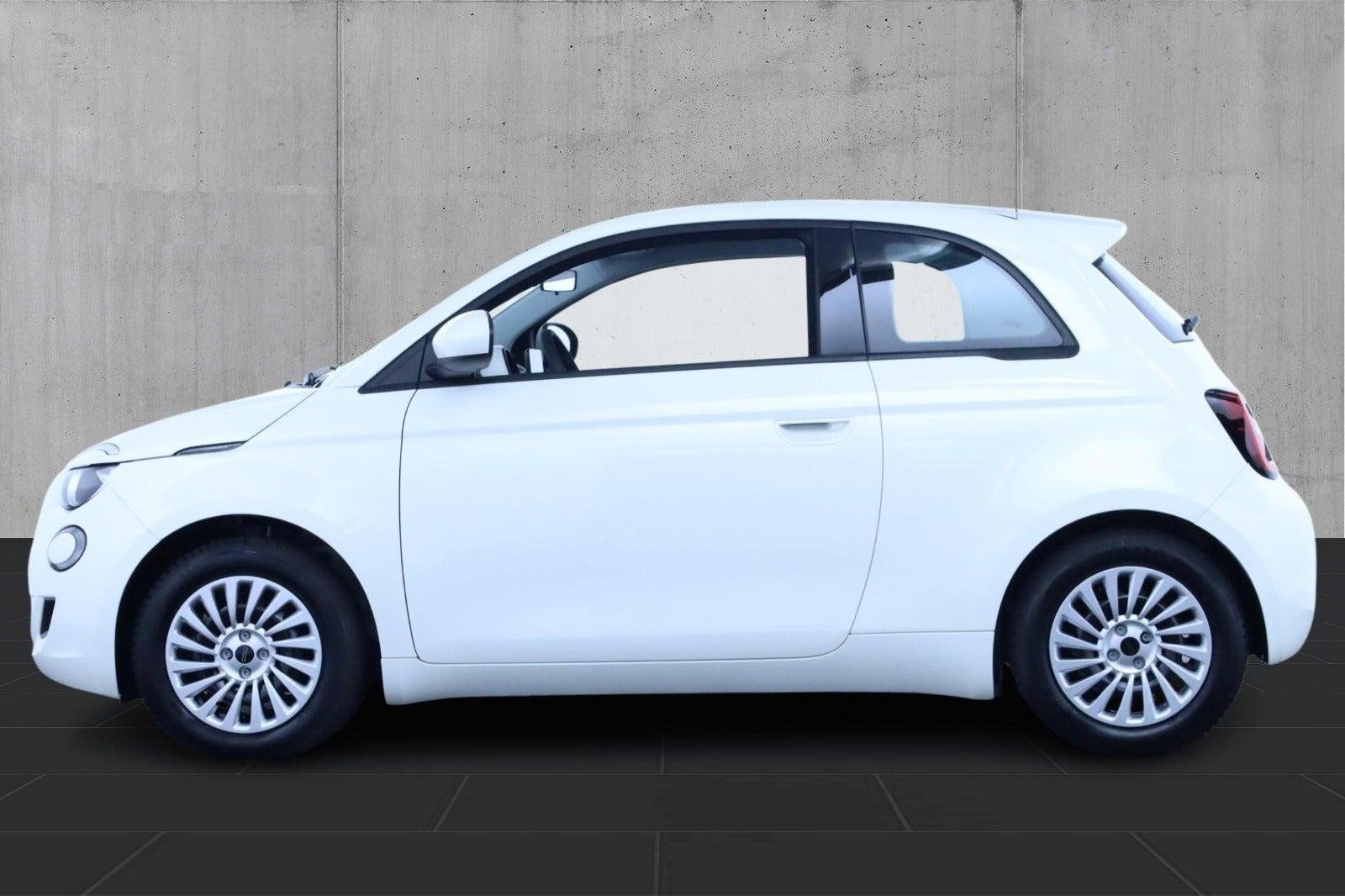 Hvid Fiat 500e fra 2023