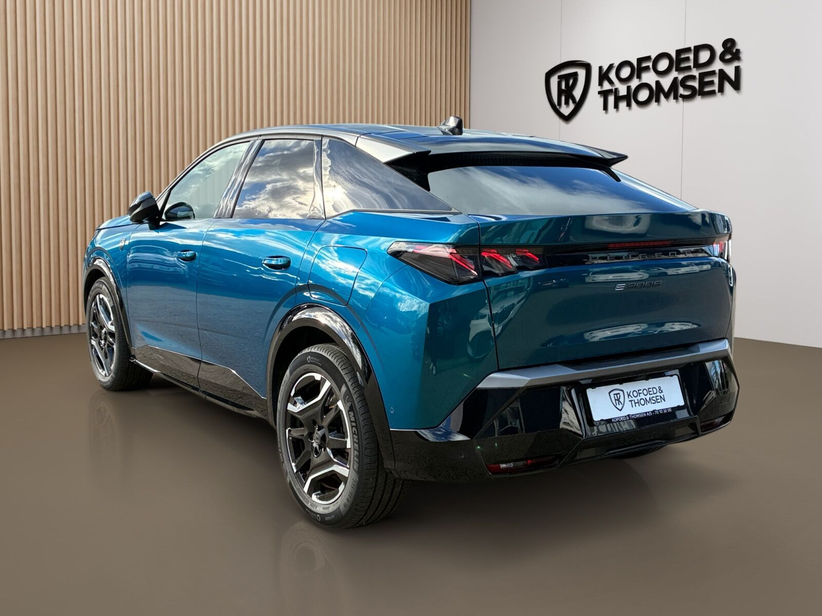Blå Peugeot e-3008 fra 2025