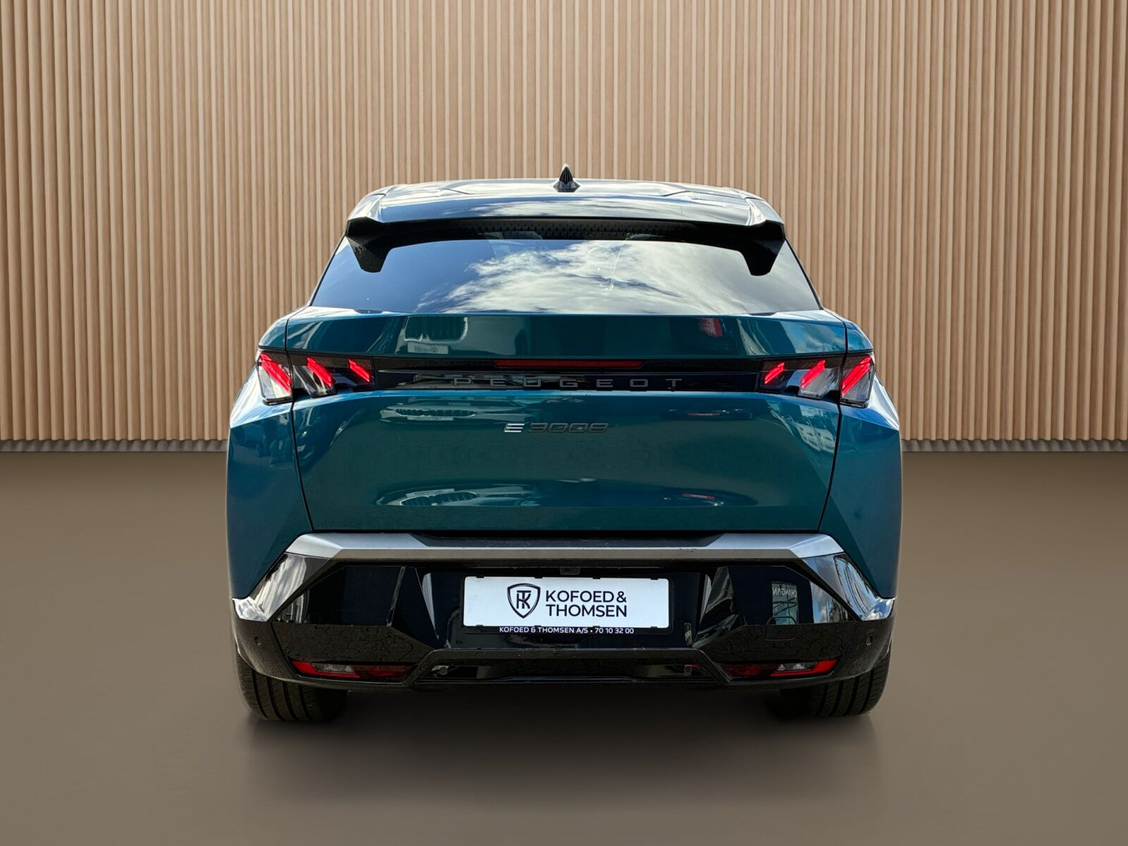 Blå Peugeot e-3008 fra 2025