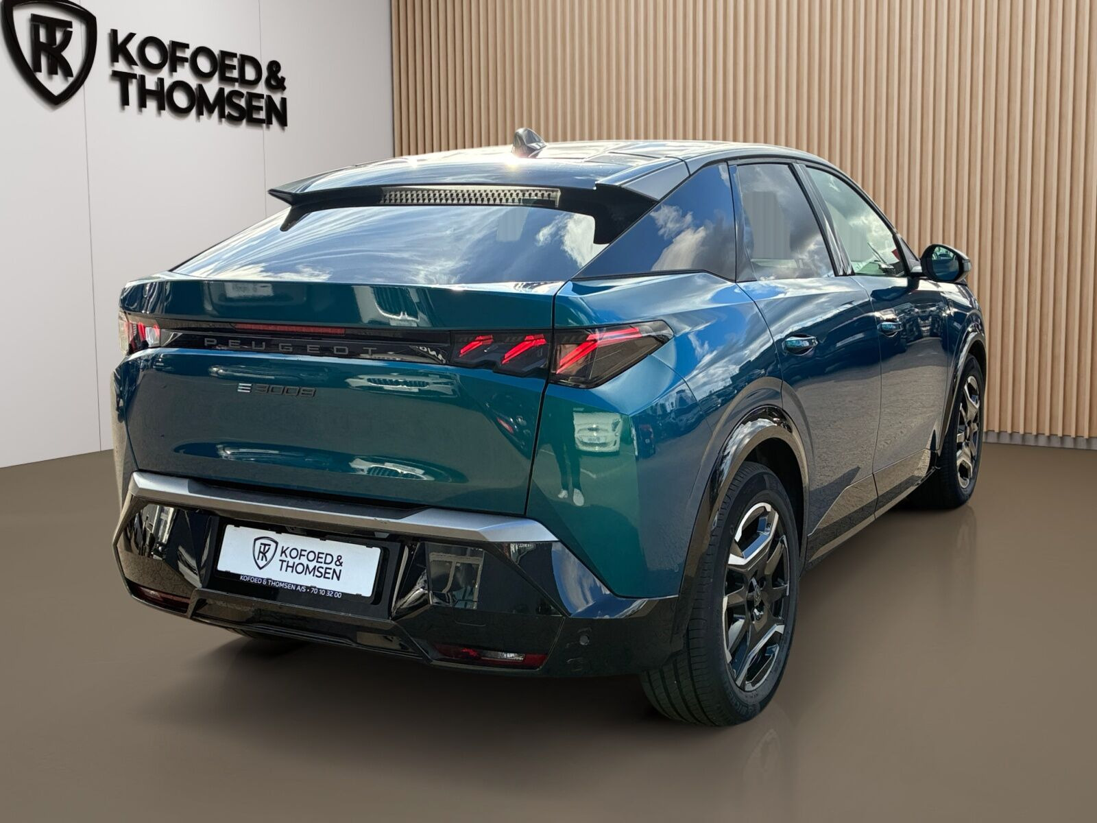 Blå Peugeot e-3008 fra 2025