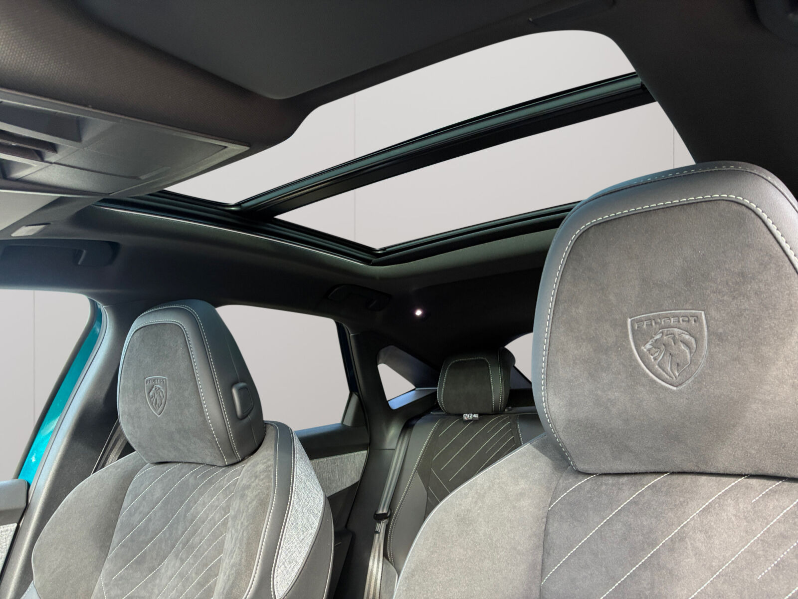 Blå Peugeot e-3008 fra 2025