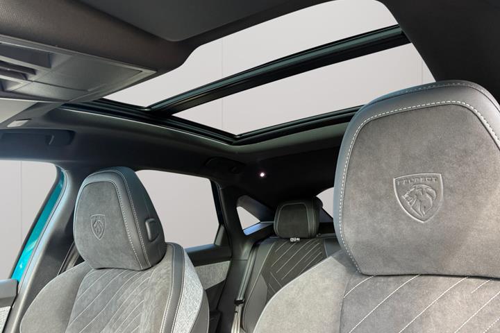 Blå Peugeot e-3008 fra 2025