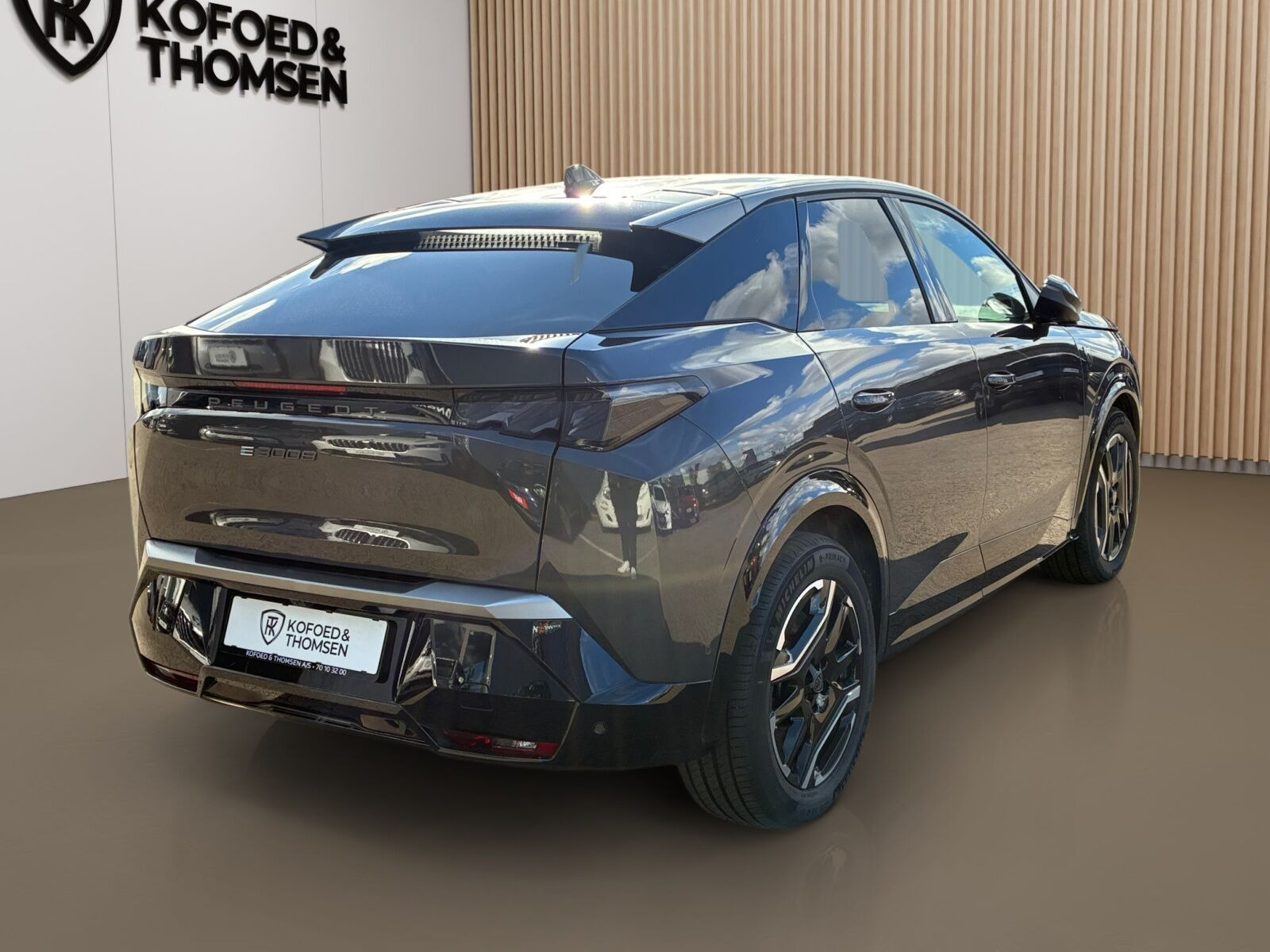 Grå Peugeot e-3008 fra 2025