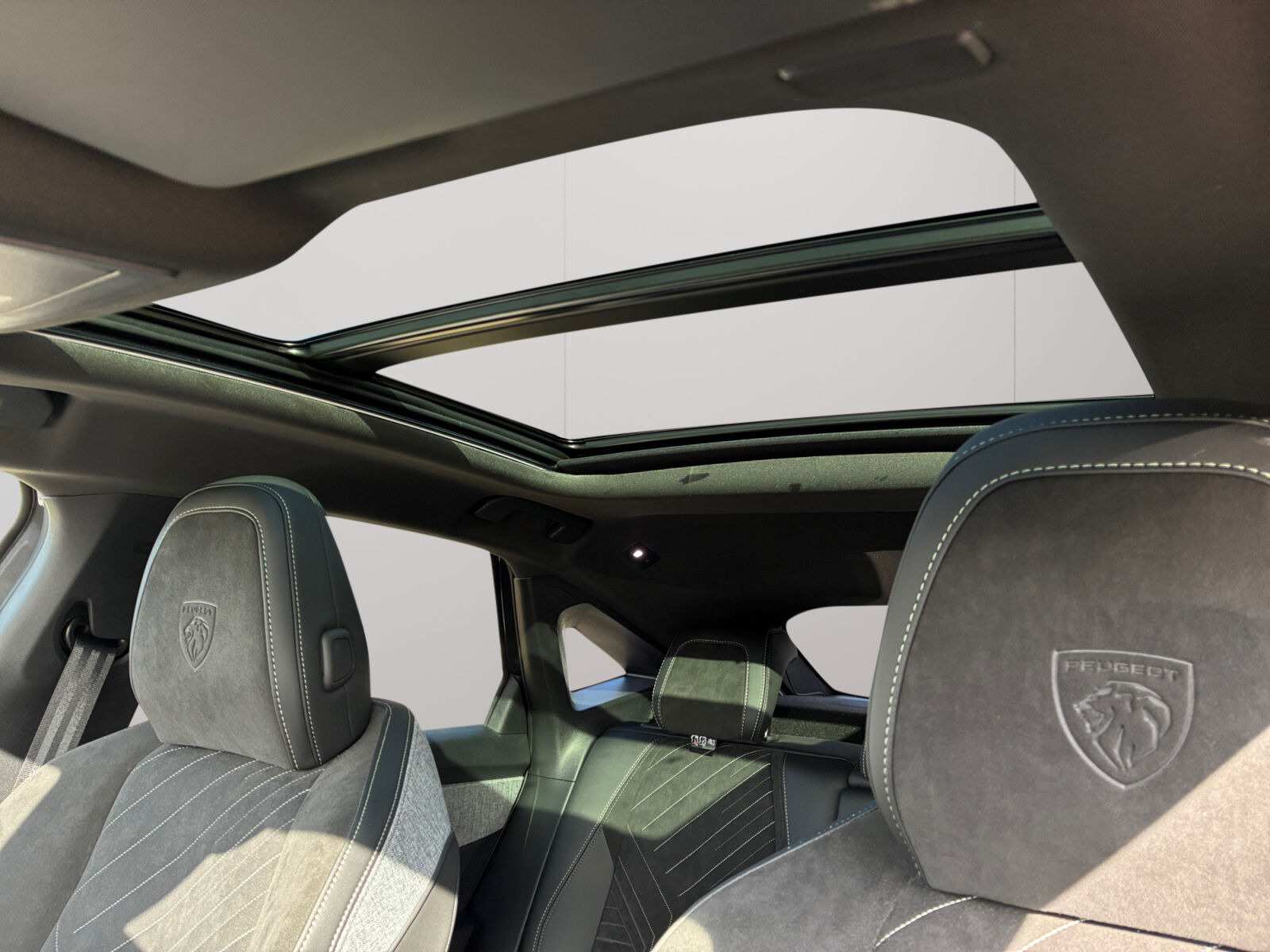 Grå Peugeot e-3008 fra 2025