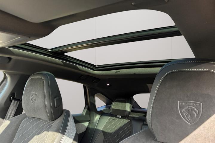 Grå Peugeot e-3008 fra 2025