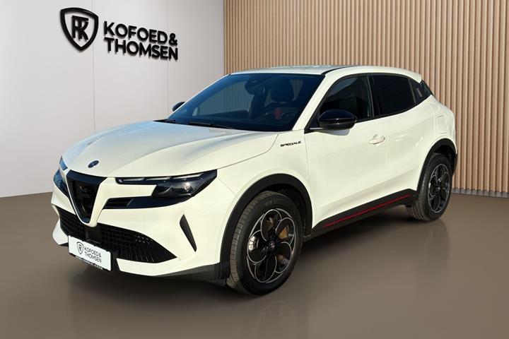 Hvid Alfa Romeo Junior fra 2025 set udefra