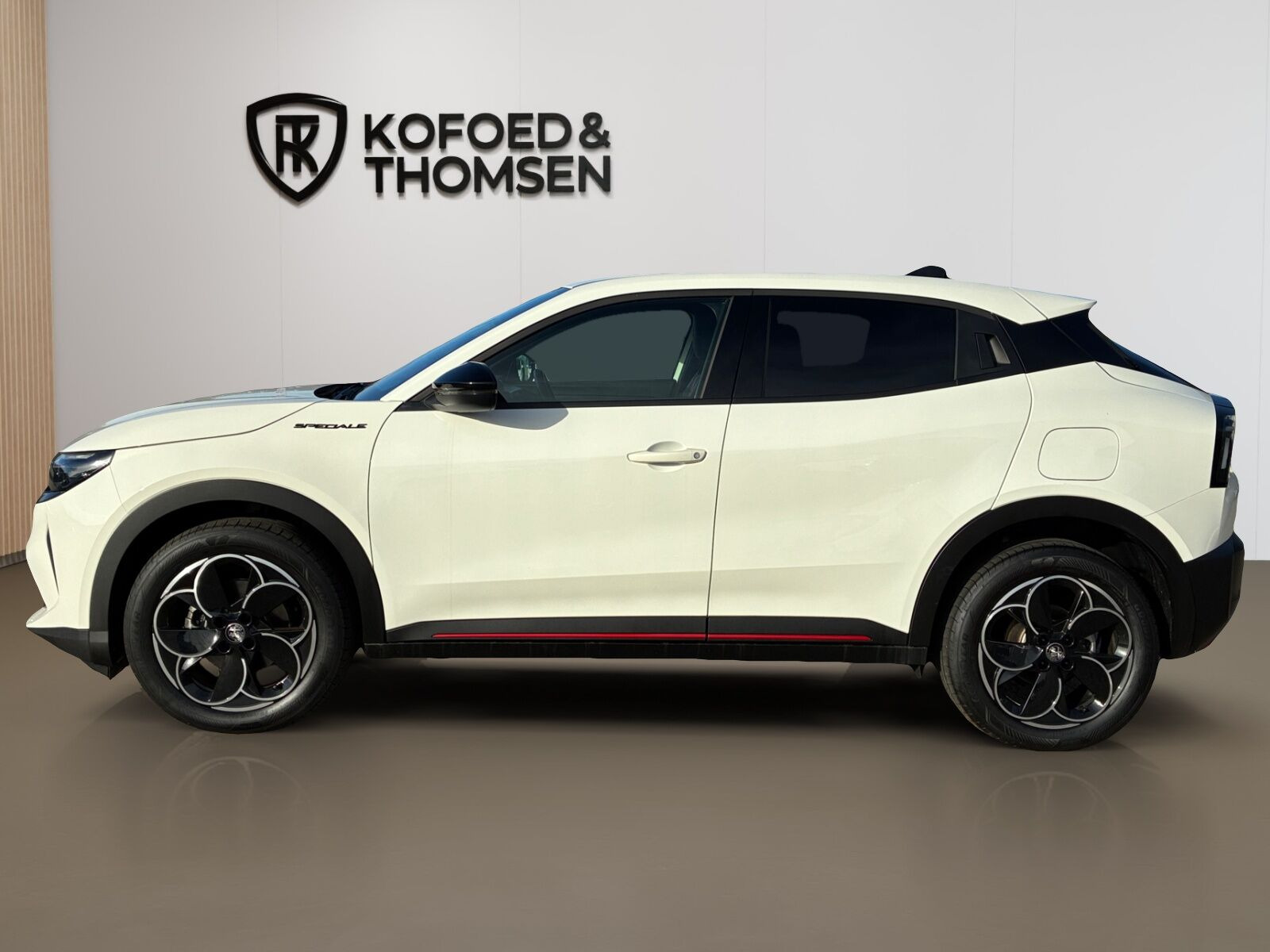 Hvid Alfa Romeo Junior fra 2025