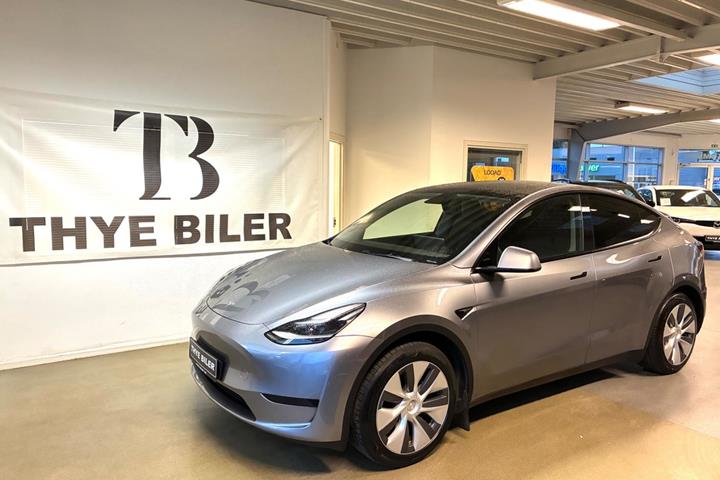 Grå Tesla Model Y fra 2024 set udefra