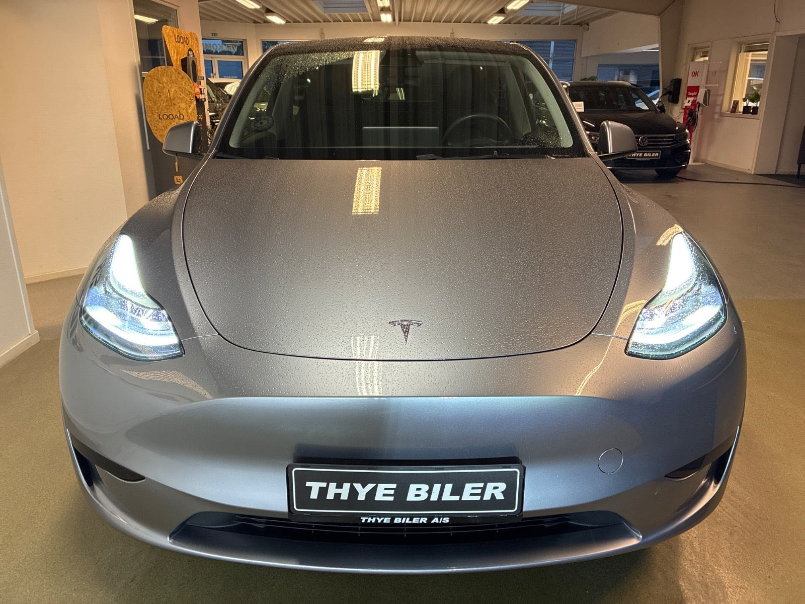 Grå Tesla Model Y fra 2024