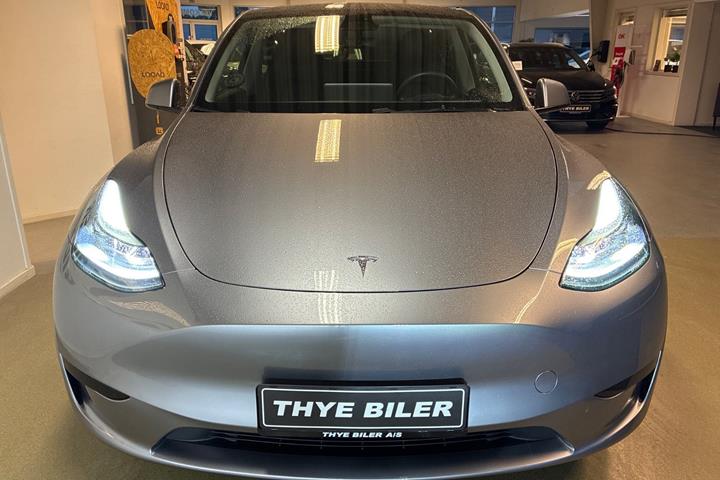 Grå Tesla Model Y fra 2024