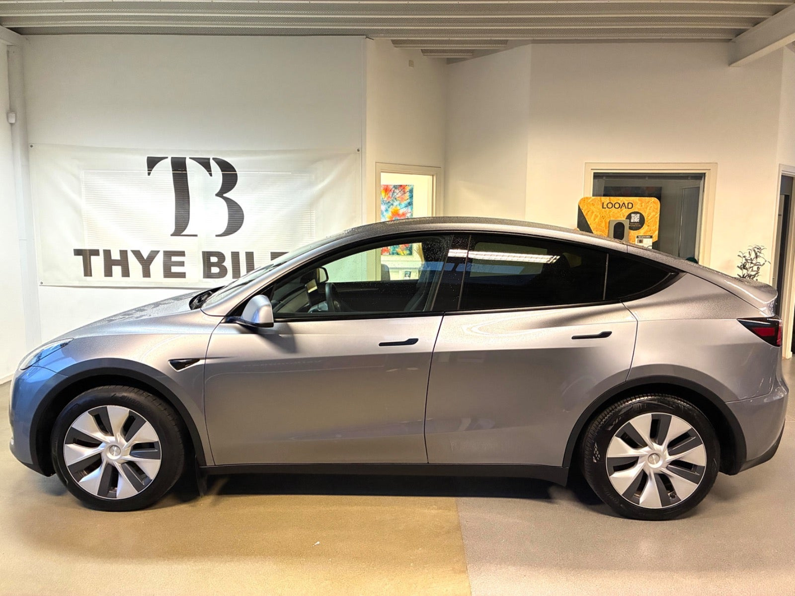 Grå Tesla Model Y fra 2024