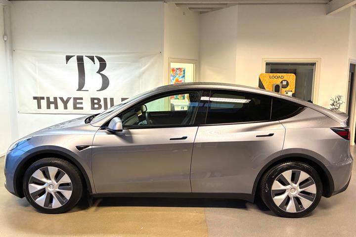 Grå Tesla Model Y fra 2024