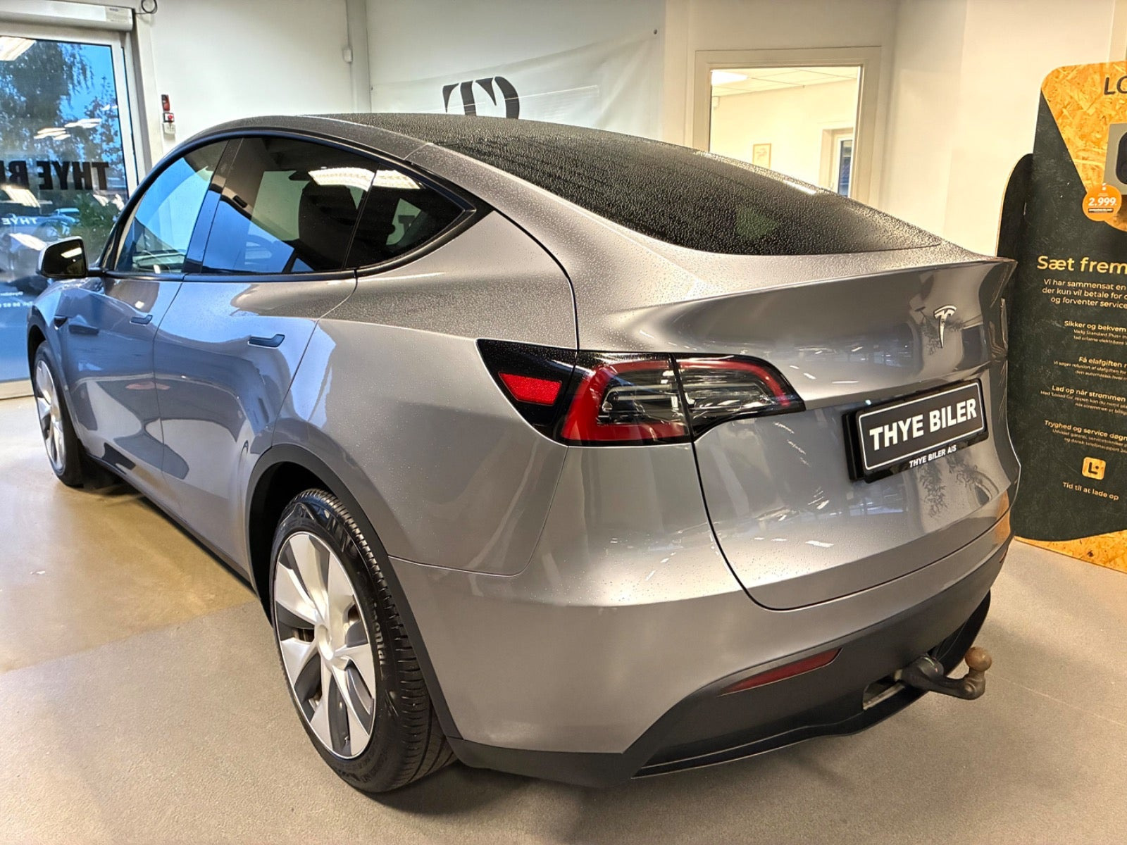 Grå Tesla Model Y fra 2024