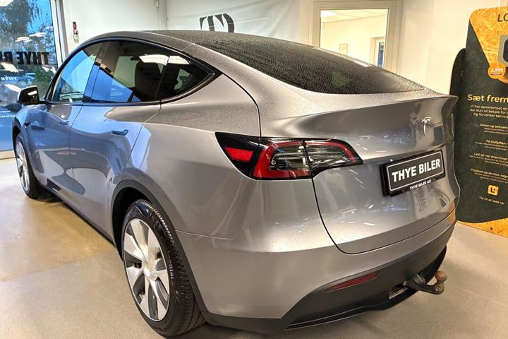 Grå Tesla Model Y fra 2024