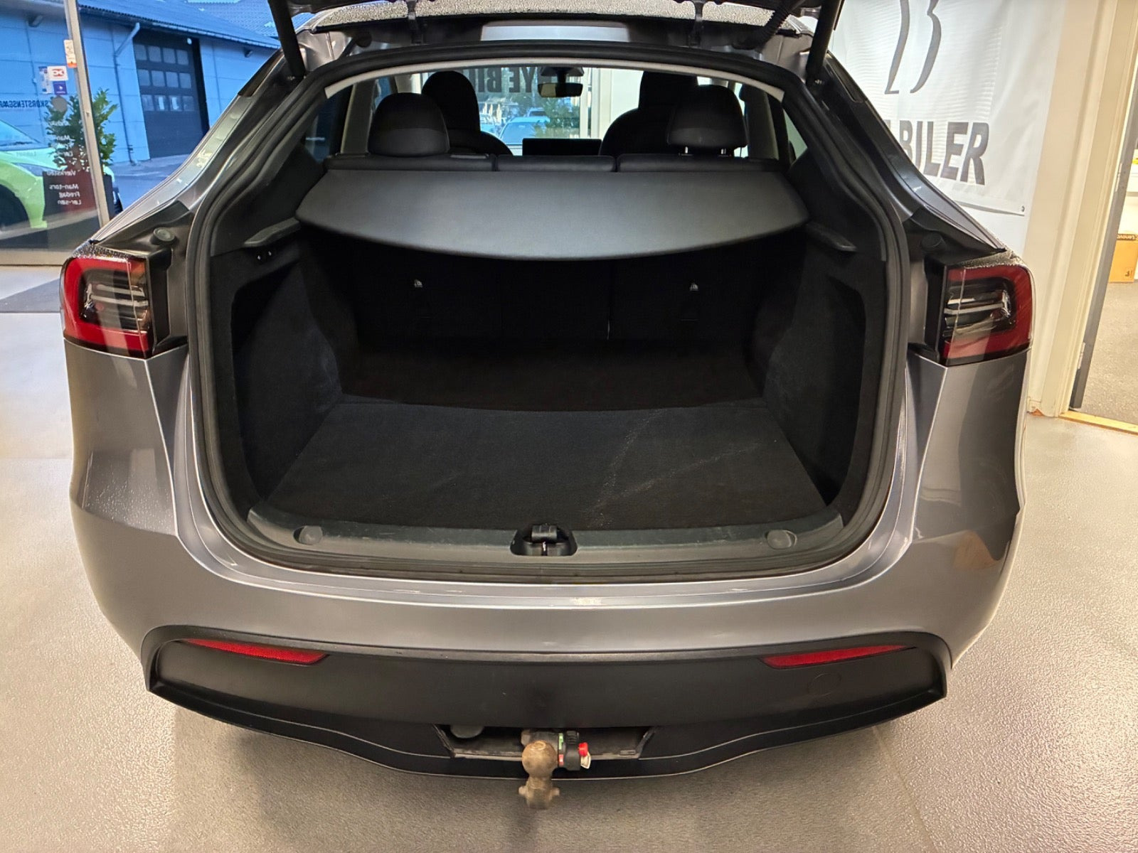 Grå Tesla Model Y fra 2024