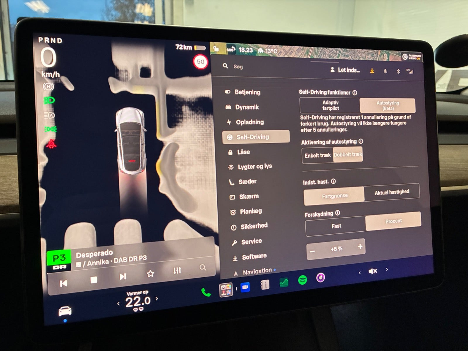 Grå Tesla Model Y fra 2024