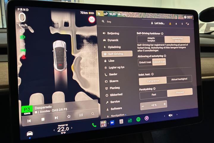 Grå Tesla Model Y fra 2024
