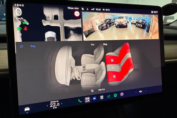 Grå Tesla Model Y fra 2024