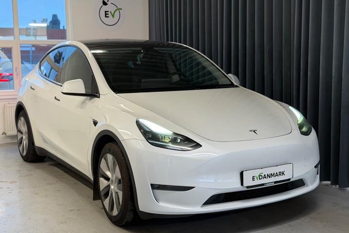 Hvid Tesla Model Y fra 2023