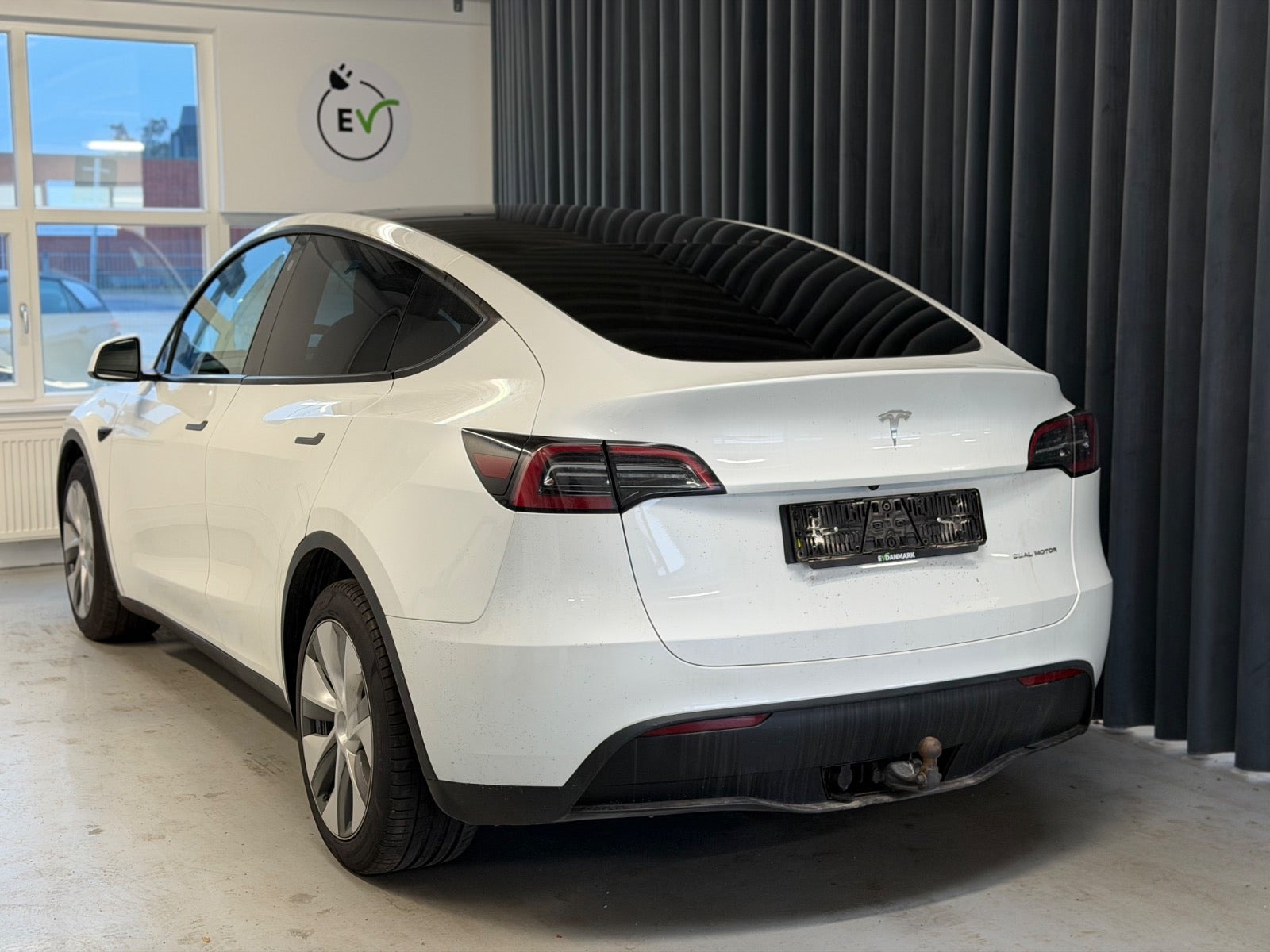 Hvid Tesla Model Y fra 2023