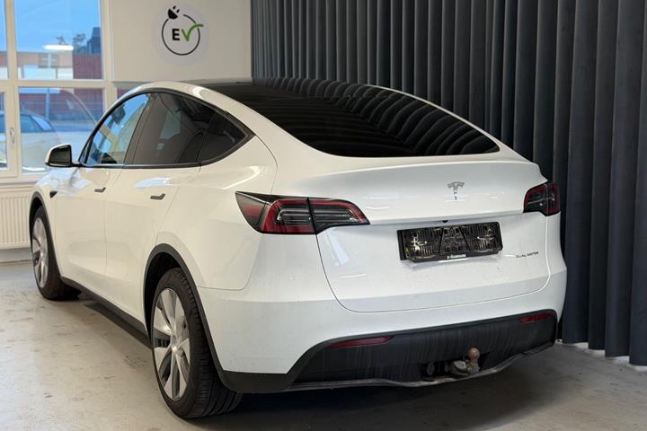 Hvid Tesla Model Y fra 2023