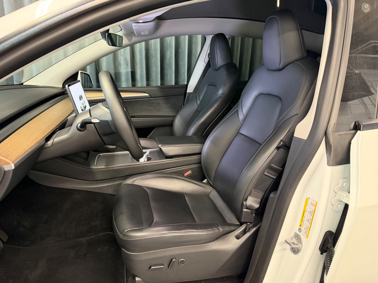 Hvid Tesla Model Y fra 2023