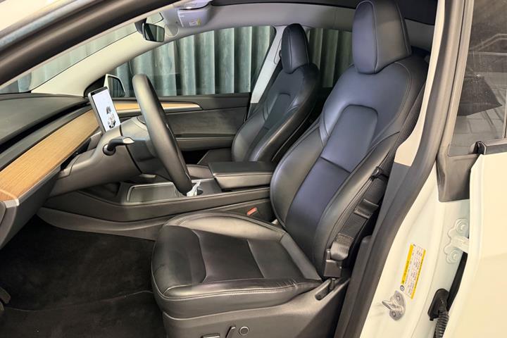 Hvid Tesla Model Y fra 2023